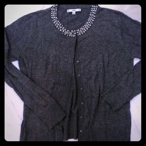 Medium sweater with neck detail